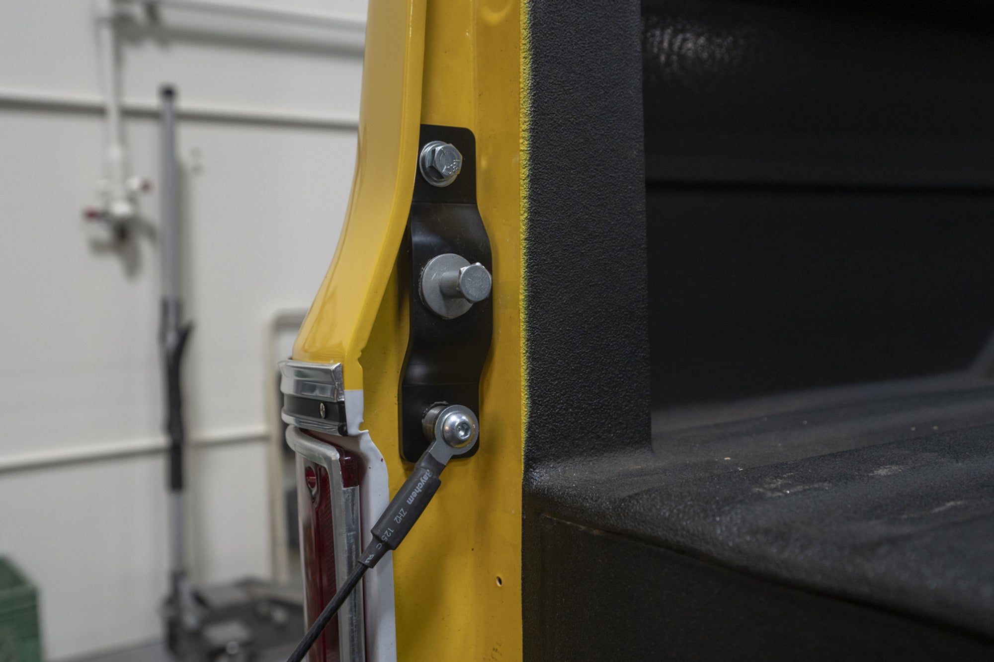 Tre5 Customs Tailgate Latch + Cable Kit - 76-87 C10