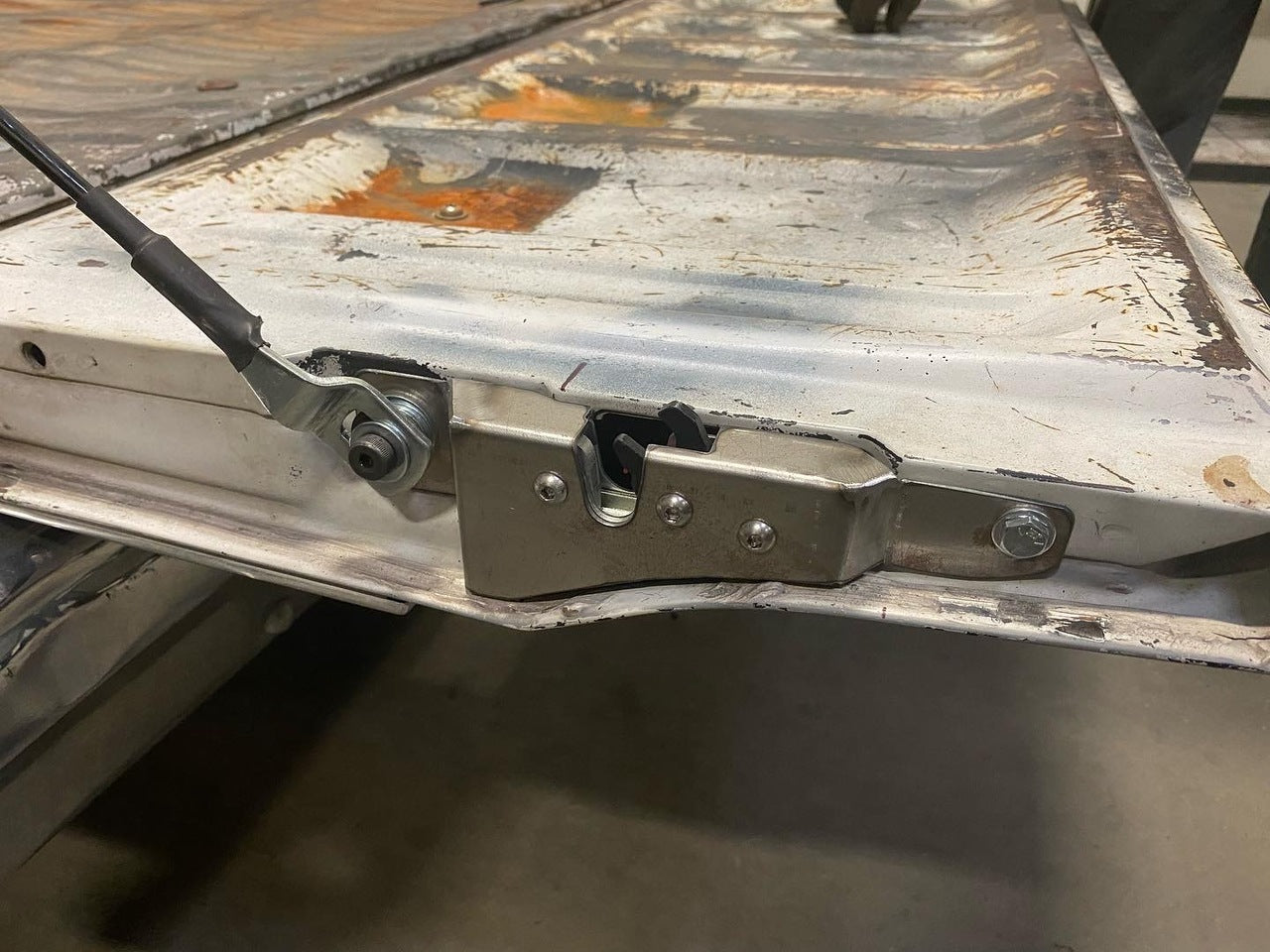 Tre5 Customs Tailgate Latch + Cable Kit - 76-87 C10